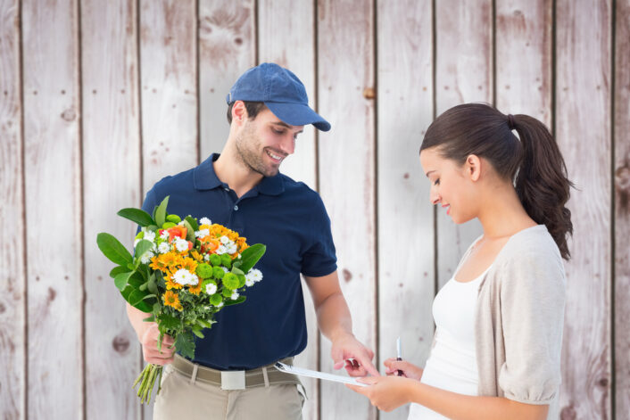 Man bezorgt bloemen aan vrouw