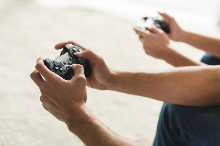 Twee mensen met controllers in hun handen
